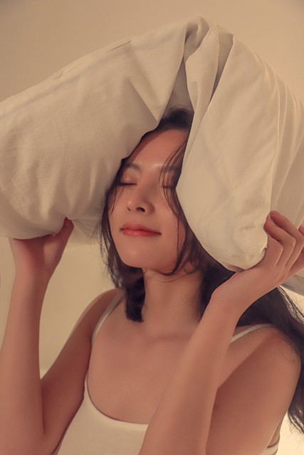 湿身热吻引热议，钟楚曦陈伟霆的敬业值得点赞还是该反思？