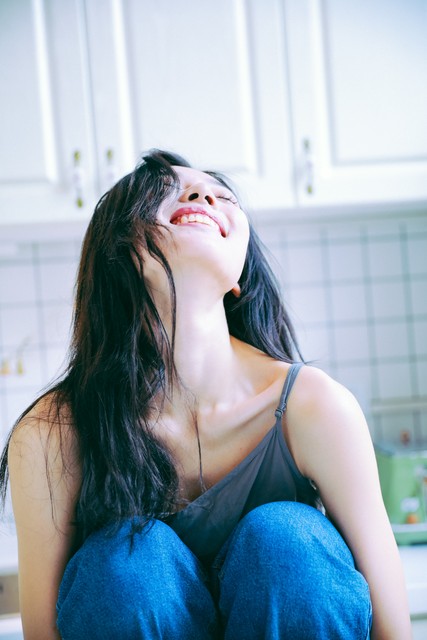 专业演员艺术献身争议_女明星热吻_钟楚曦陈伟霆湿身吻戏讨论