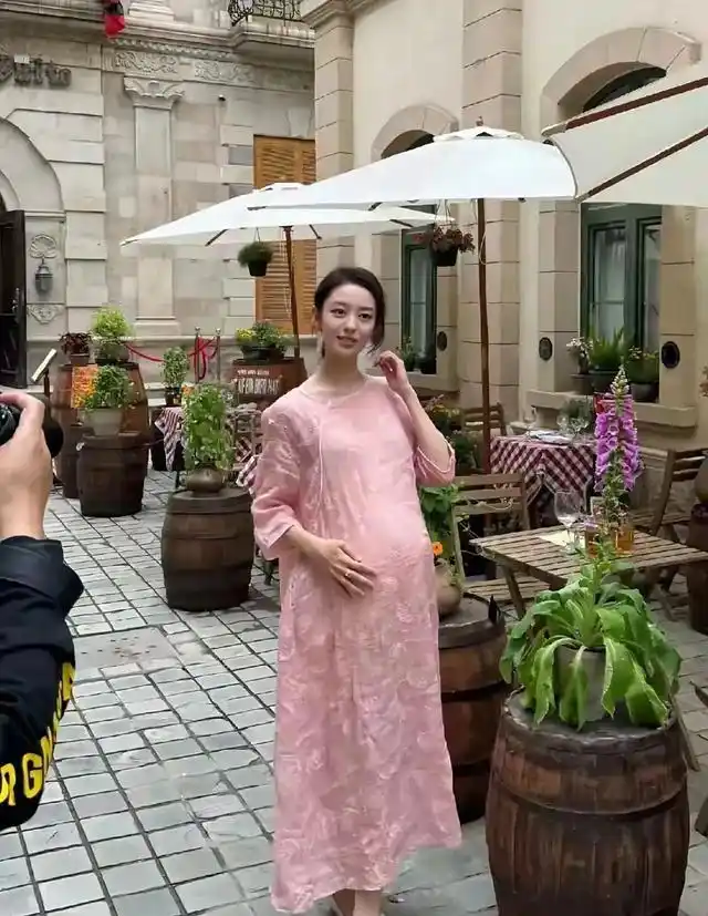 真实治愈孕肚美学_怀孕女明星大肚照_吉娜孕肚照